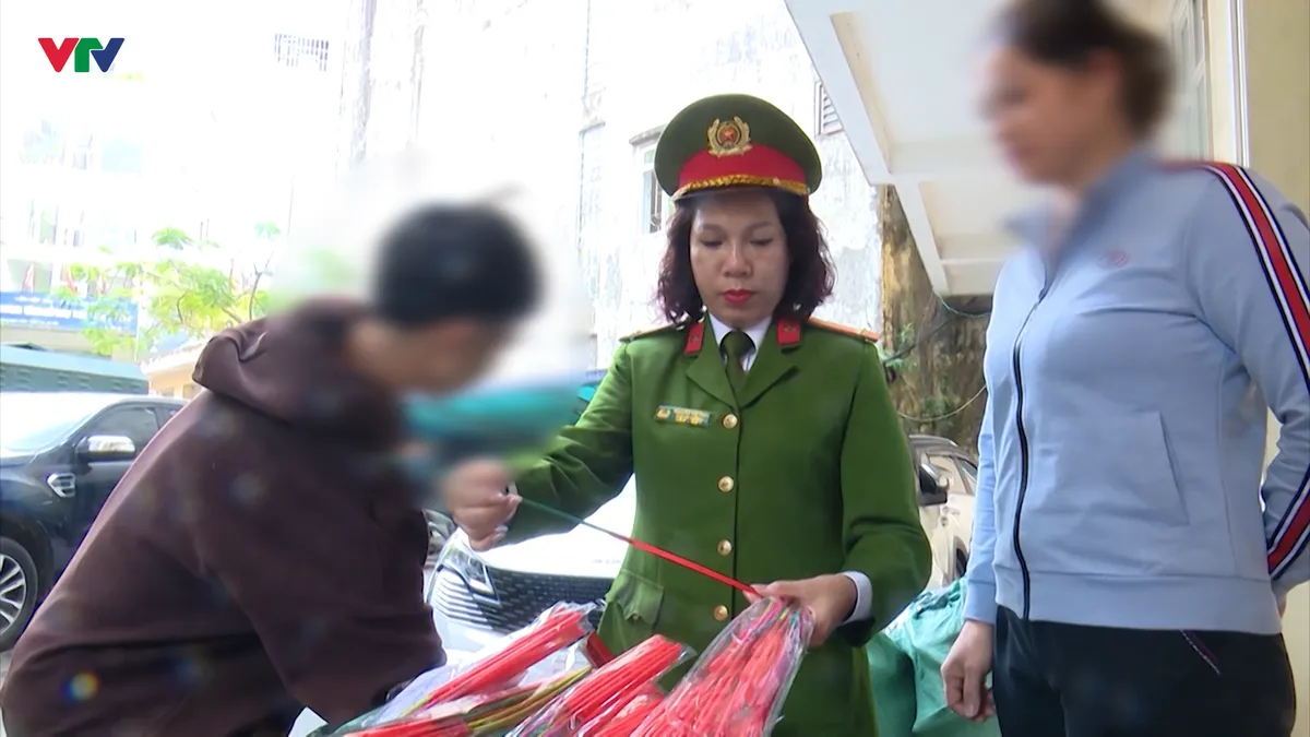 H&agrave; Nội: Li&ecirc;n tiếp triệt ph&aacute; c&aacute;c vụ bu&ocirc;n b&aacute;n, t&agrave;ng trữ ph&aacute;o nổ tr&aacute;i ph&eacute;p - Ảnh 1.