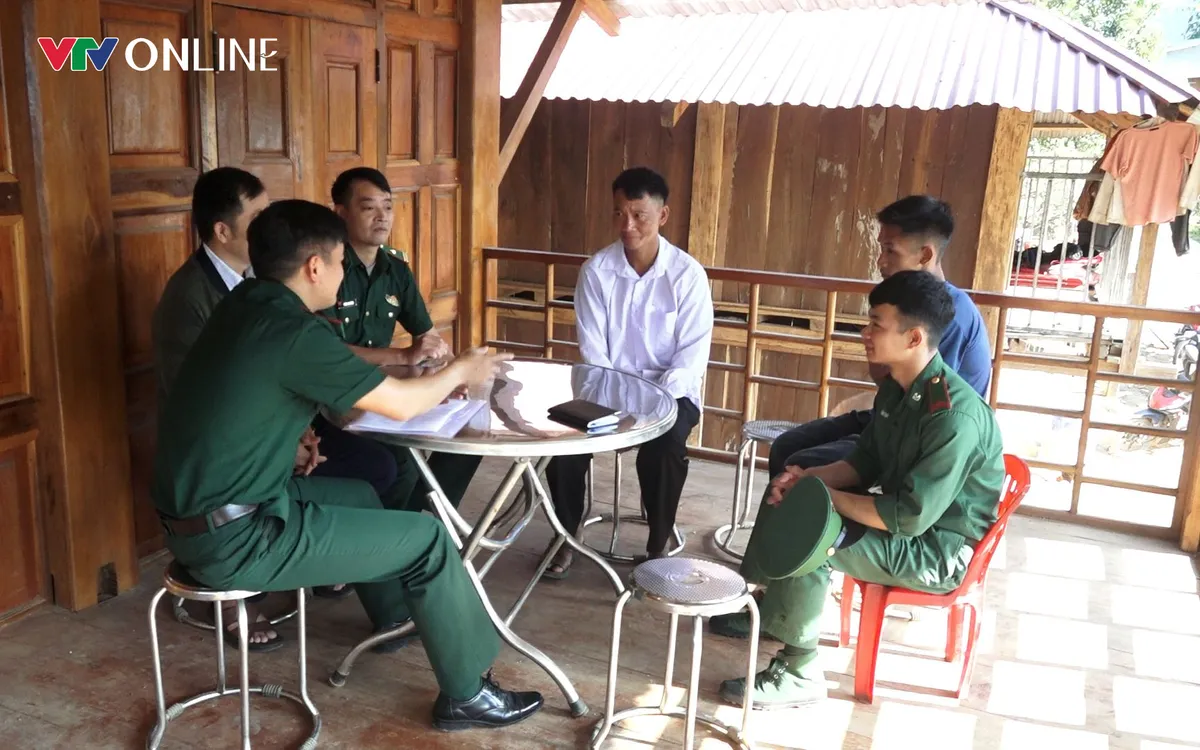 Lực lượng biên phòng phối hợp cùng Bí thư Chi bộ bản Pha Bu Pờ Lò Hừ trao đổi, nắm tình hình đời sống nhân dân, vận động bà con thực hiện chủ trương định canh, định cư, phát triển kinh tế bền vững nơi biên giới Pa Ủ. Ảnh: Nguyễn Quân.