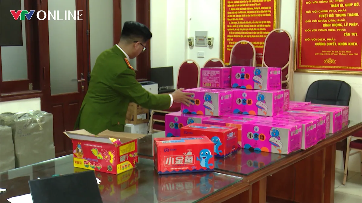 H&agrave; Nội: Li&ecirc;n tiếp triệt ph&aacute; c&aacute;c vụ bu&ocirc;n b&aacute;n, t&agrave;ng trữ ph&aacute;o nổ tr&aacute;i ph&eacute;p - Ảnh 3.