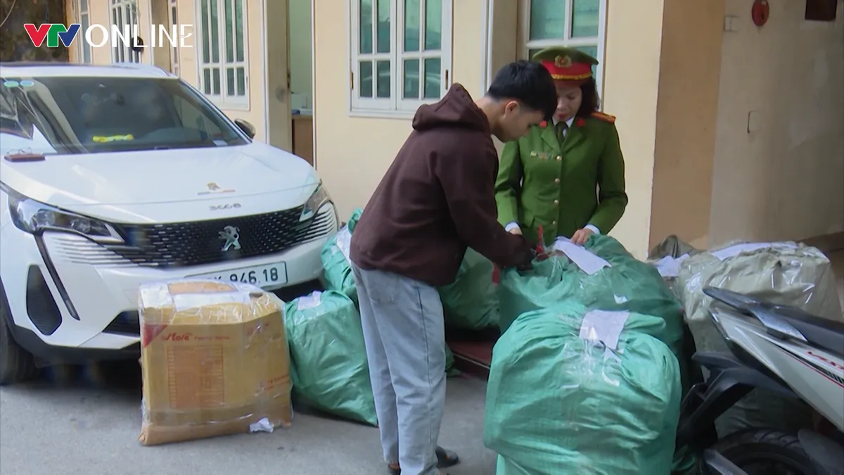 H&agrave; Nội: Li&ecirc;n tiếp triệt ph&aacute; c&aacute;c vụ bu&ocirc;n b&aacute;n, t&agrave;ng trữ ph&aacute;o nổ tr&aacute;i ph&eacute;p - Ảnh 4.