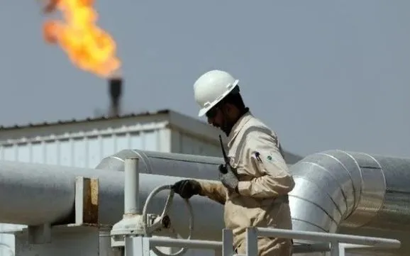 Nhân viên làm việc tại cơ sở khai thác dầu ở Wasit, Iraq. (Ảnh: THX/TTXVN)