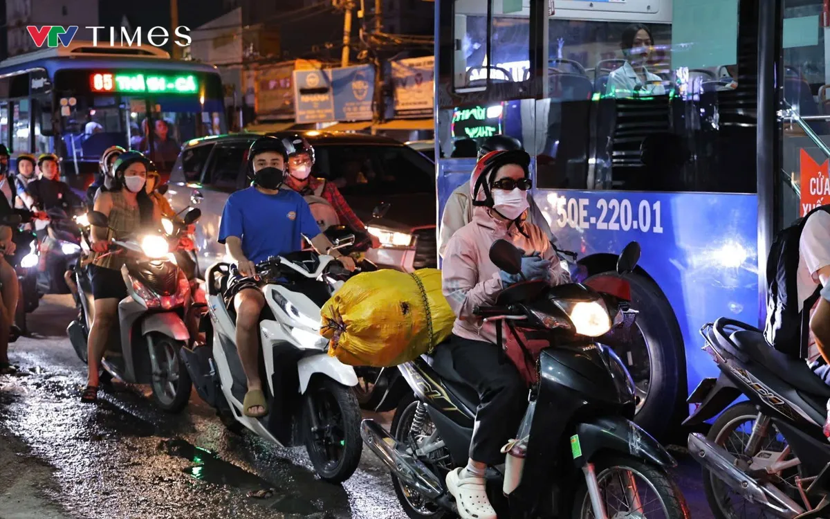 Người dân quay trở lại thành phố sau 4 ngày nghỉ tết Dương lịch 2026.