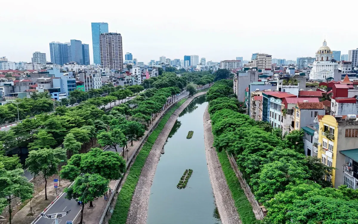 Đôi bờ sông Tô Lịch sau cải tạo, khắc phục ô nhiễm nguồn nước. Ảnh: Phạm Hùng