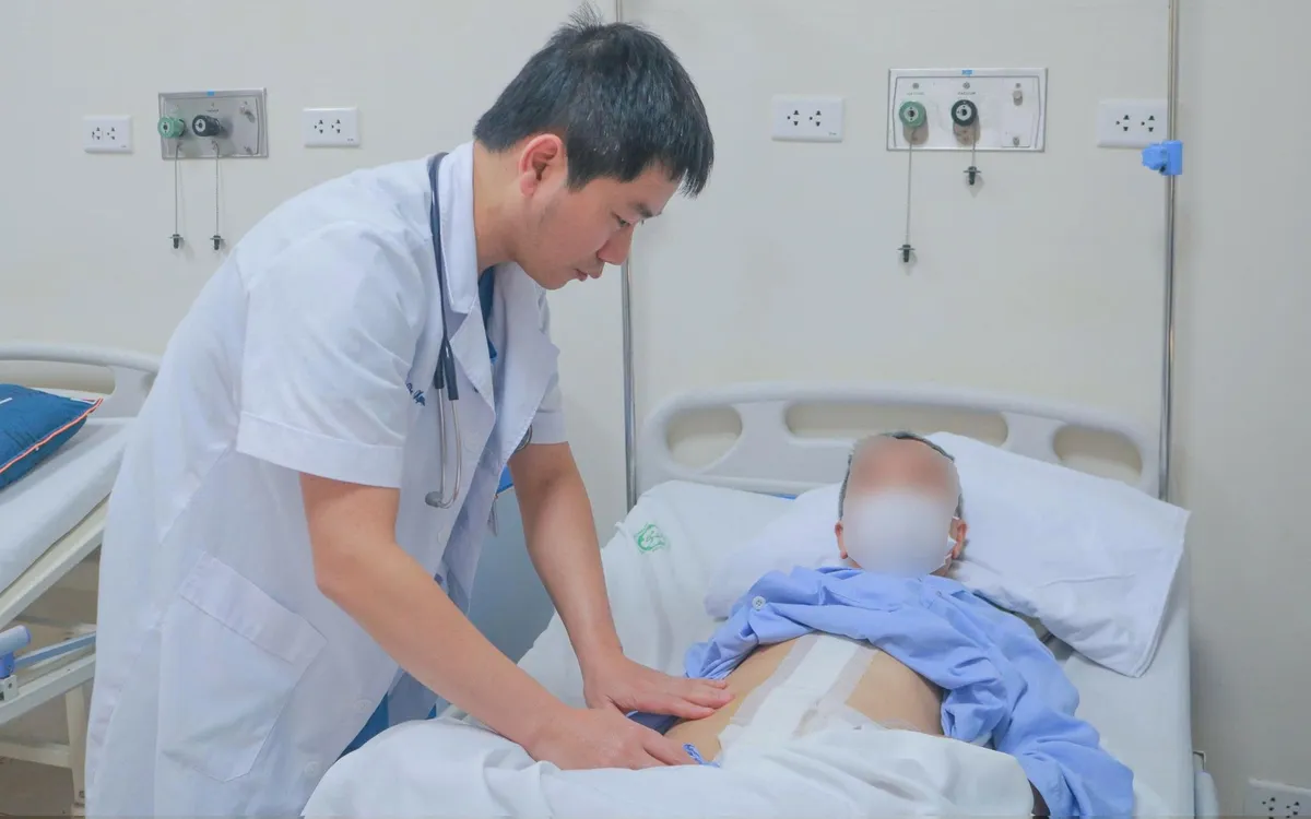 Bác sĩ Nguyễn Hoàng Nam thăm khám cho bệnh nhân. Ảnh: BVCC