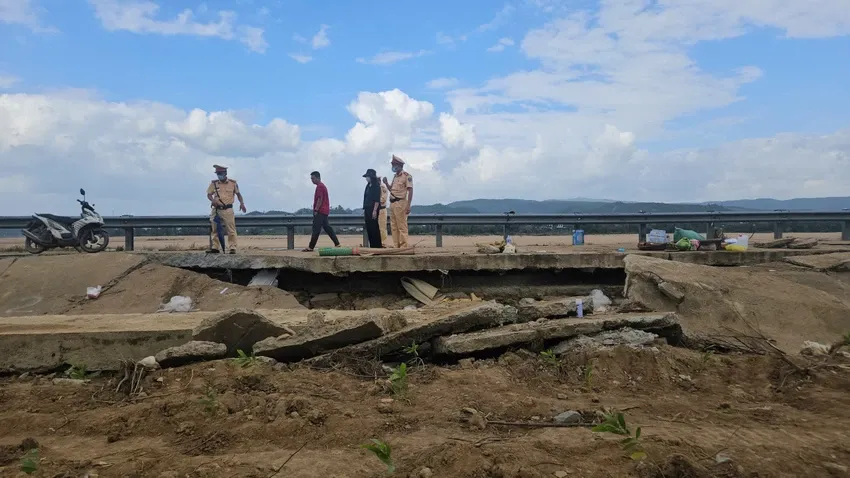 Đắk Lắk y&ecirc;u cầu tăng cường cảnh b&aacute;o an to&agrave;n sau vụ sập bờ k&egrave; l&agrave;m 4 người tử vong - Ảnh 1.