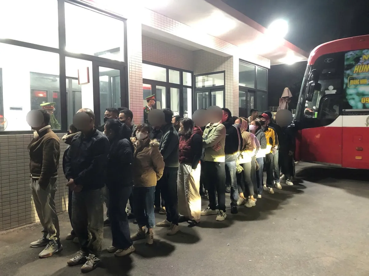 Ba đối tượng tổ chức cho h&agrave;ng chục người xuất cảnh tr&aacute;i ph&eacute;p sang Trung Quốc - Ảnh 2.