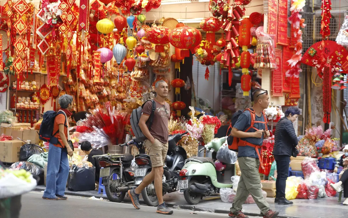 Dạo bước trên phố Hàng Mã những ngày cận Tết, du khách dễ dàng bị choáng ngợp bởi "biển" đồ trang trí với tông màu đỏ và vàng chủ đạo – hai màu sắc tượng trưng cho sự may mắn và thịnh vượng trong văn hóa Á Đông.