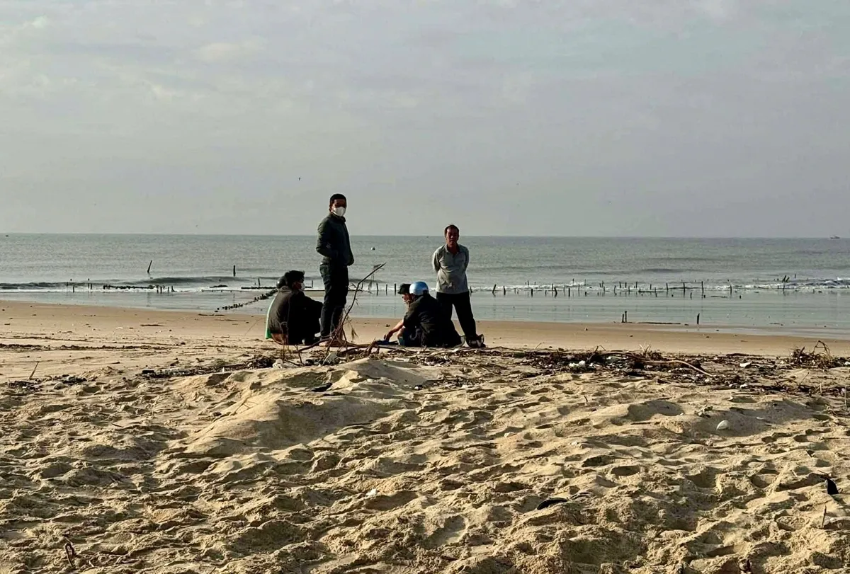 Tìm thấy thi thể thiếu niên mất tích sau vụ chìm tàu cá ở biển La Gi - Ảnh 1.