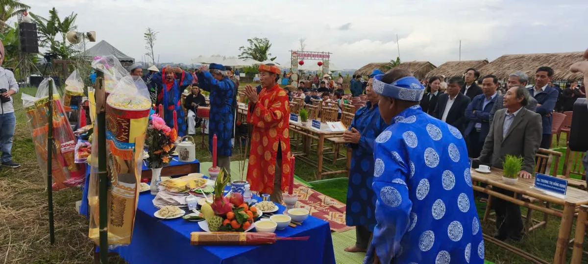 Đ&agrave; Nẵng: Kh&aacute;ch T&acirc;y h&agrave;o hứng cưỡi tr&acirc;u, "lội b&ugrave;n" cấy l&uacute;a tại Lễ hội xuống đồng 2026 - Ảnh 1.