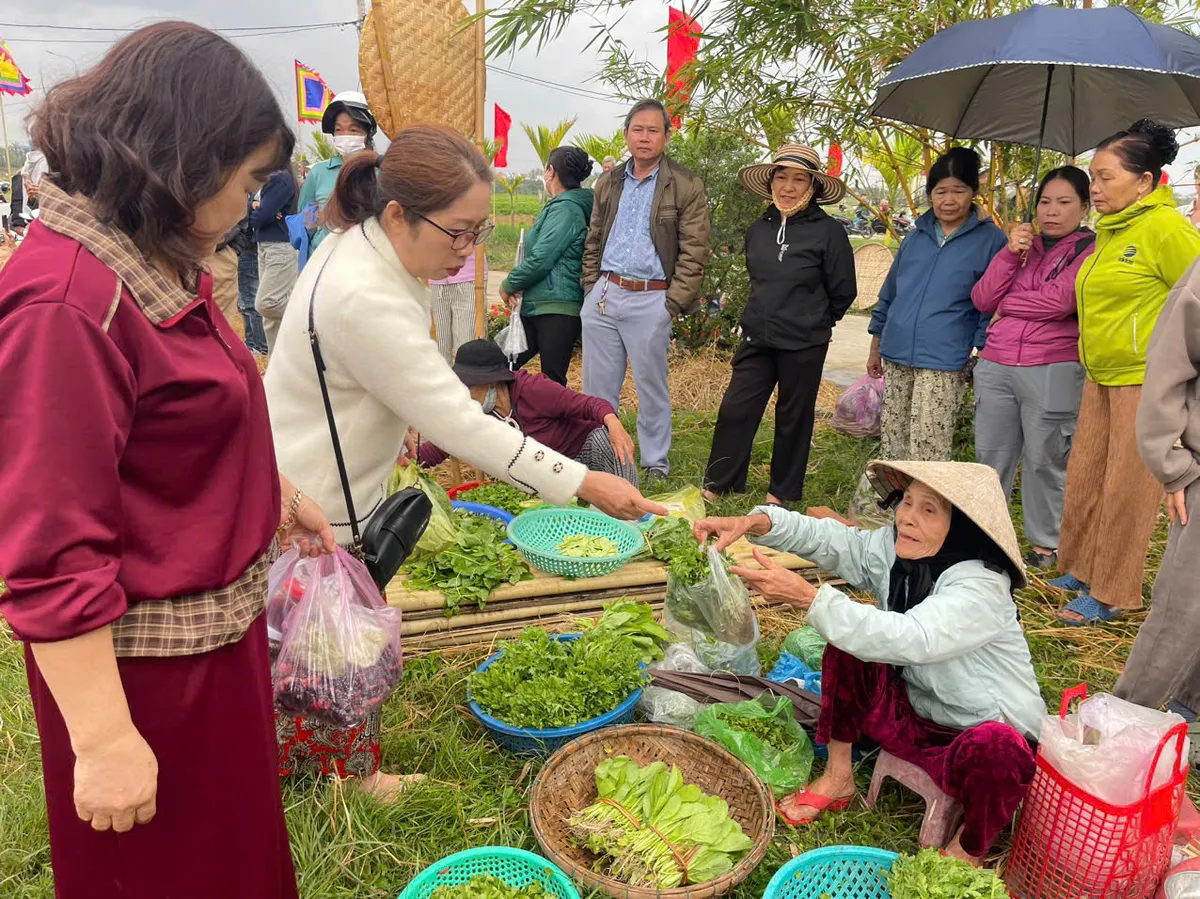 Đ&agrave; Nẵng: Kh&aacute;ch T&acirc;y h&agrave;o hứng cưỡi tr&acirc;u, "lội b&ugrave;n" cấy l&uacute;a tại Lễ hội xuống đồng 2026 - Ảnh 7.