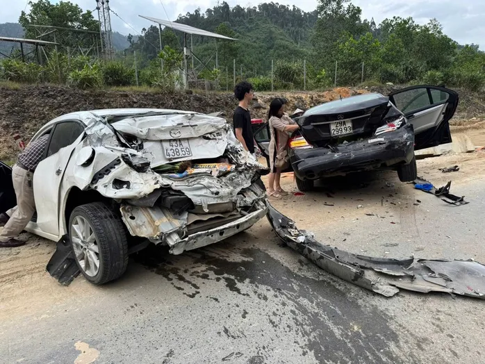 Tai nạn liên hoàn trên cao tốc La Sơn - Hòa Liên, 11 xe ô tô hư hỏng - Ảnh 1.