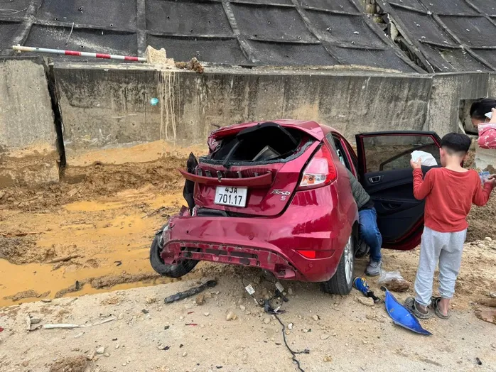 Tai nạn liên hoàn trên cao tốc La Sơn - Hòa Liên, 11 xe ô tô hư hỏng - Ảnh 2.