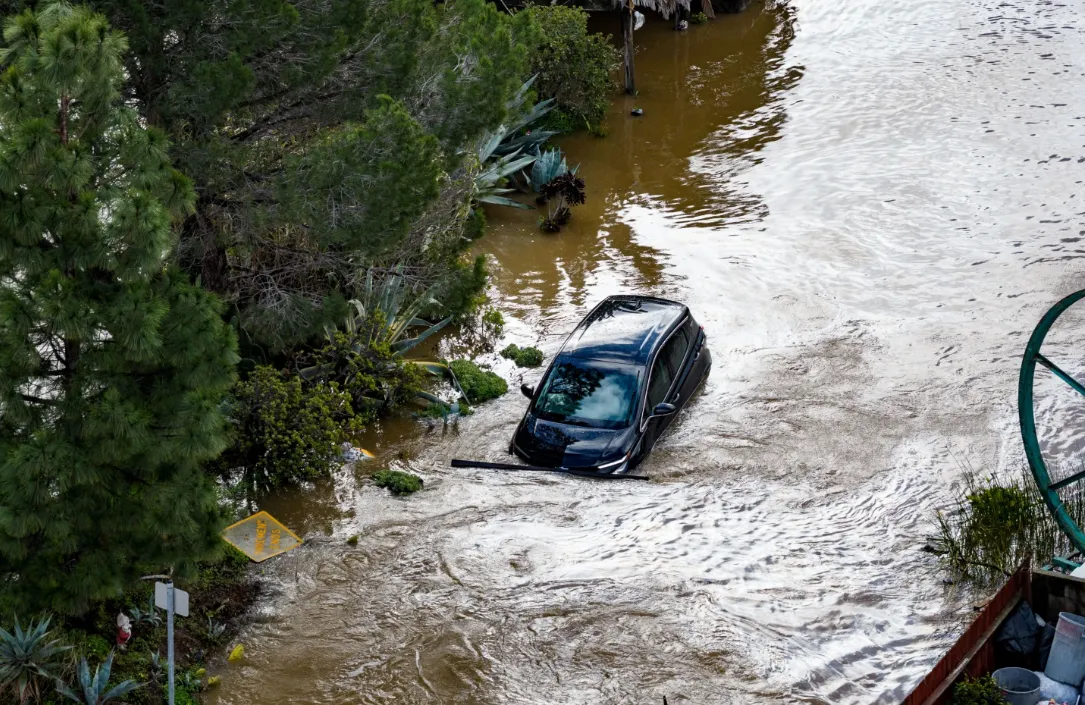 Mưa lớn v&agrave; thủy triều d&acirc;ng g&acirc;y ngập lụt nghi&ecirc;m trọng ở California (Mỹ)- Ảnh 3.