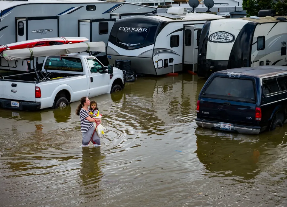 Mưa lớn v&agrave; thủy triều d&acirc;ng g&acirc;y ngập lụt nghi&ecirc;m trọng ở California (Mỹ)- Ảnh 2.