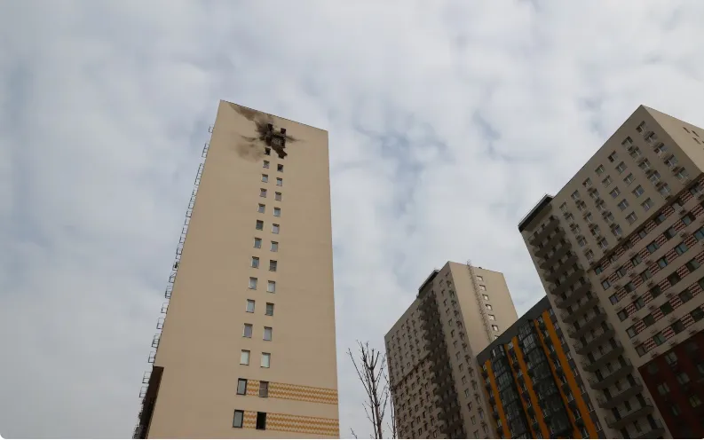 Tòa chung cư bị hư hại sau cuộc tấn công UAV của Ukraine ở Sapronovo, vùng Moscow, Nga (Ảnh: Tân Hoa Xã/Getty Images)