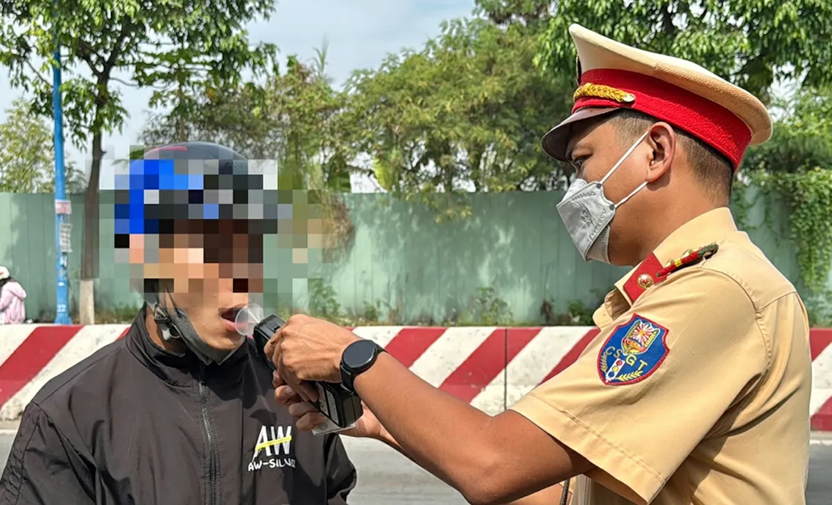 Dịp Tết Dương lịch, nhiều trường hợp vi phạm giao th&ocirc;ng bị CSGT xử phạt - Ảnh 1.