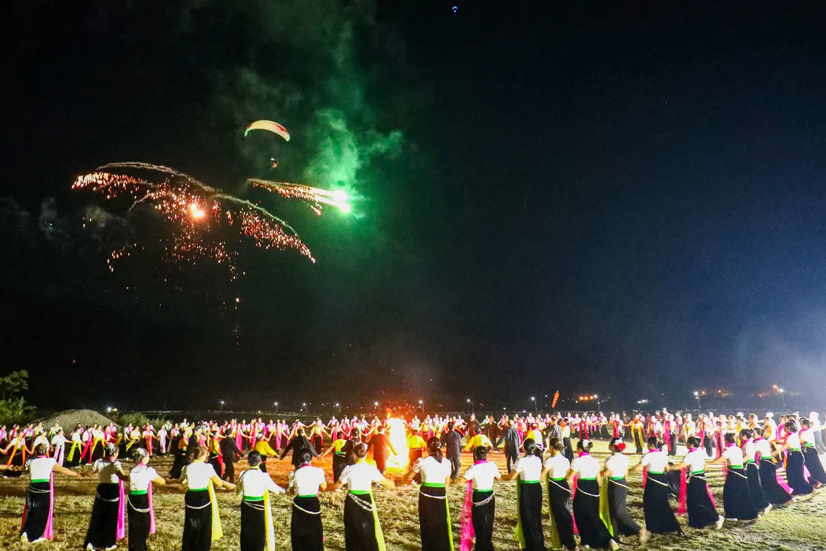 Điện Bi&ecirc;n: Kh&eacute;p lại Lễ hội Đua thuyền đu&ocirc;i &eacute;n - &Acirc;m vang m&aacute;i ch&egrave;o c&ograve;n m&atilde;i với d&ograve;ng Đ&agrave; giang - Ảnh 6.