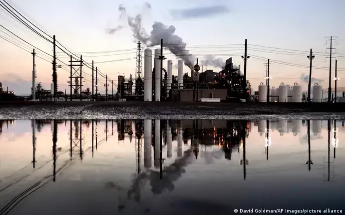 Các nhà máy lọc dầu tại Texas sẽ được hưởng lợi khi tiếp cận được nguồn dầu mỏ từ Venezuela. (Ảnh: David Goldman/AP Images/picture alliance)