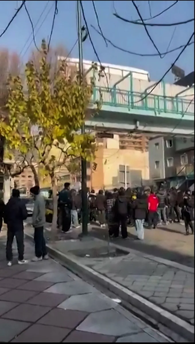 Iran hỗ trợ tiền mặt khẩn cấp cho người d&acirc;n để xoa dịu l&agrave;n s&oacute;ng biểu t&igrave;nh- Ảnh 1.