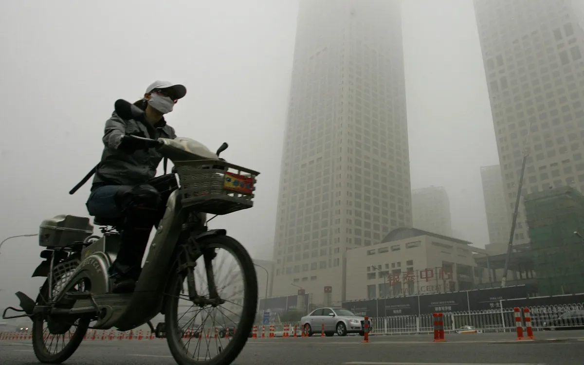 Người dân đeo khẩu trang đi xe đạp tại Bắc Kinh tháng 10/2007 (Ảnh: AFP)