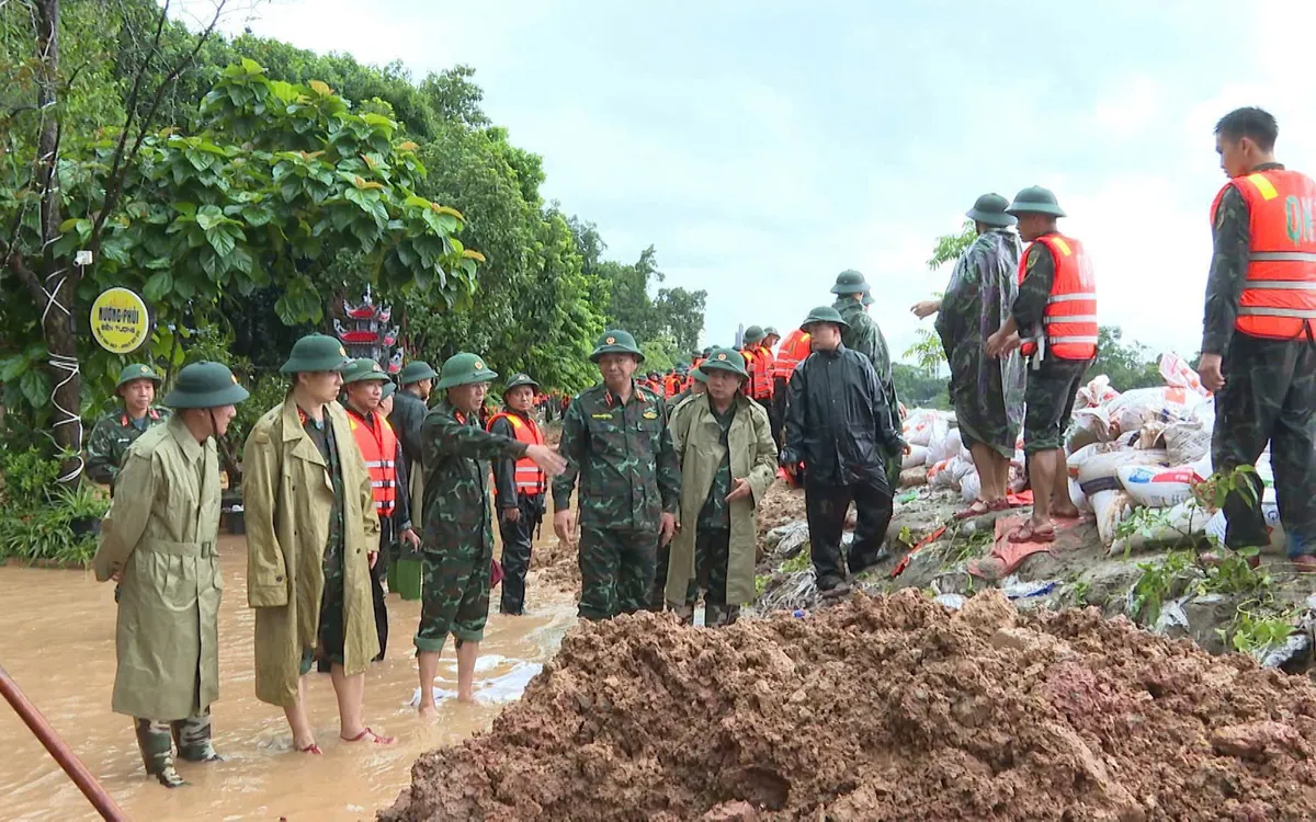 Trung tướng Trương Mạnh Dũng, Tư lệnh QK1 trực tiếp chỉ đạo LLVT tỉnh Thái Nguyên tại hiện trường đắp đê bao sông Cầu tại cầu Bến Tượng. Ảnh: Bộ CHQS Thái Nguyên