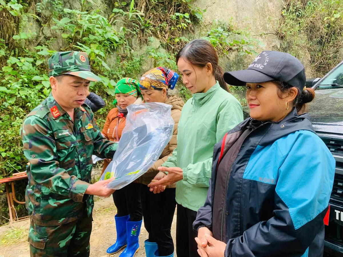 X&acirc;y dựng "thế trận l&ograve;ng d&acirc;n" vững chắc  - Ảnh 6.