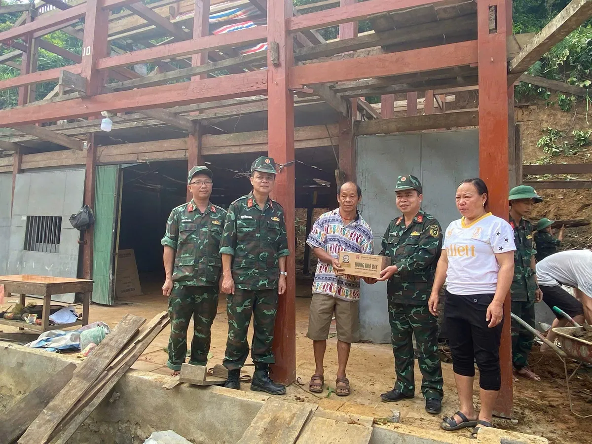 X&acirc;y dựng "thế trận l&ograve;ng d&acirc;n" vững chắc  - Ảnh 7.