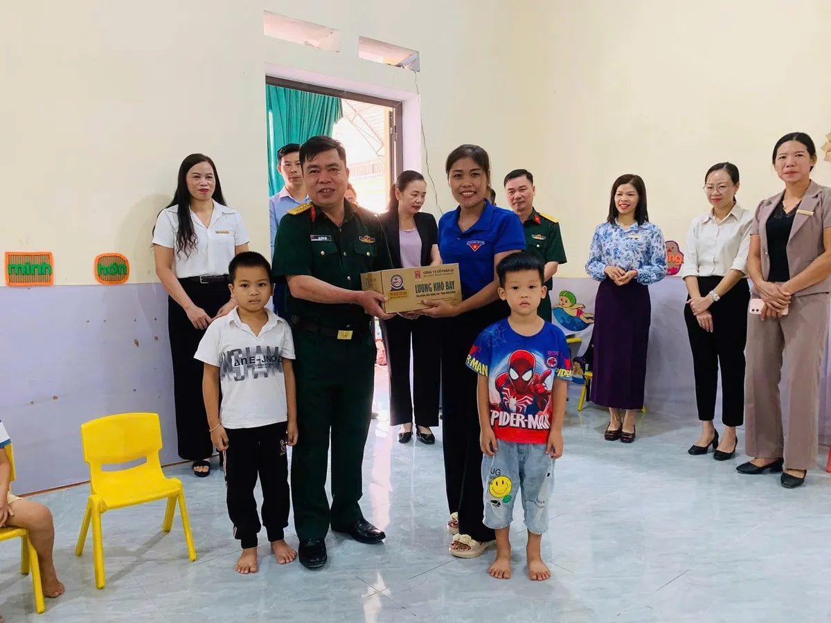 X&acirc;y dựng "thế trận l&ograve;ng d&acirc;n" vững chắc  - Ảnh 8.