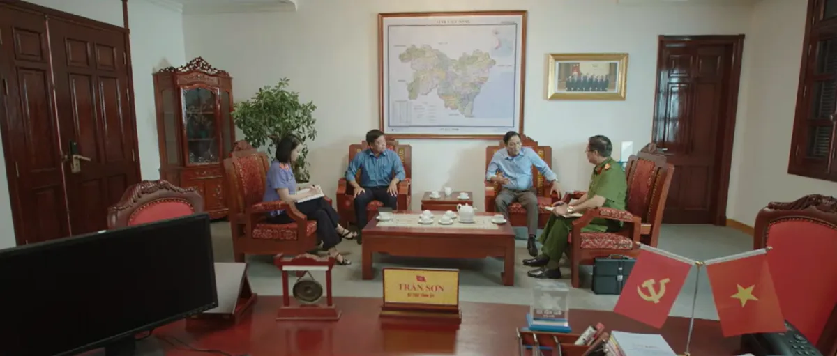 Lằn ranh - Tập 45: &Ocirc;ng S&aacute;ch bị vợ ph&aacute;t hiện ngoại t&igrave;nh, v&agrave;o &ldquo;tầm ngắm&rdquo; của B&iacute; thư Sơn - Ảnh 3.