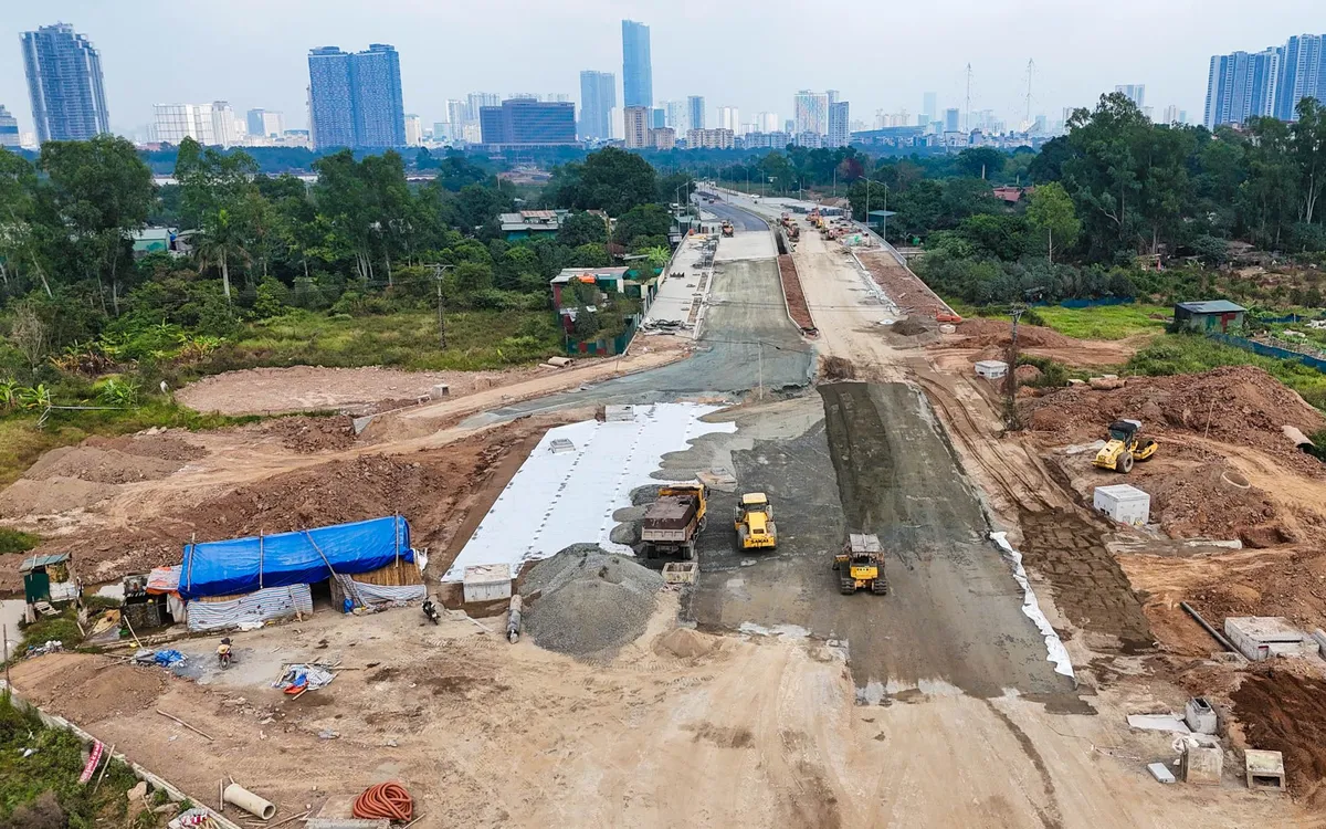 Thủ tướng yêu cầu tăng tốc dự án, chào mừng Đại hội Đảng XIV