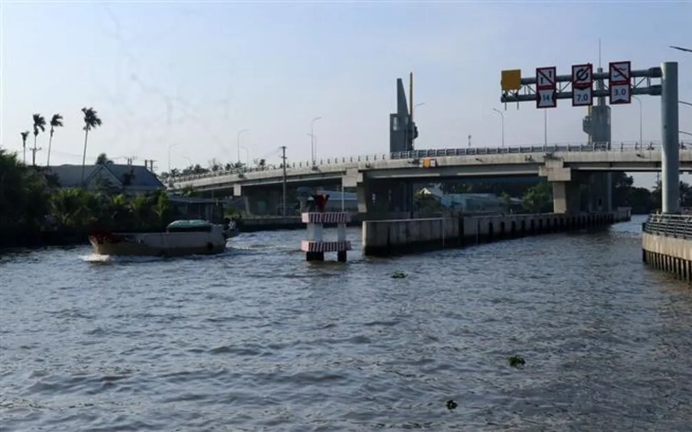 Cống - âu thuyền Vàm Bà Lịch (xã Bình An, tỉnh An Giang) vận hành kiểm soát mặn phục vụ sản xuất và giao thông đường thủy. Ảnh: Lê Huy Hải/TTXVN