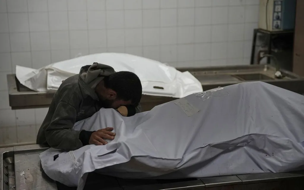 Thi thể những người thiệt mạng trong các cuộc không kích của Israel được đặt tại một bệnh viện ở thành phố Gaza, ngày 2/1/2026. (Ảnh: AP)