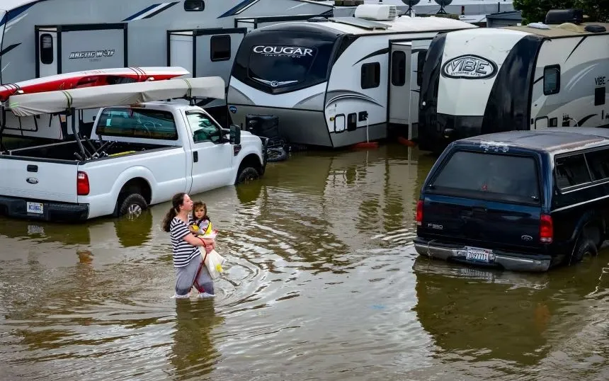 Người dân lội qua khu RV bị ngập nước gần Corte Madera, hạt Marin, California ngày 3/1/2026 (Ảnh: AP)