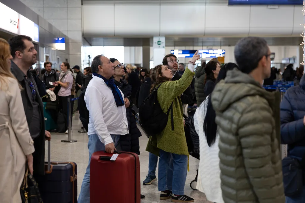 S&acirc;n bay Hy Lạp gi&aacute;n đoạn do sự cố tần số v&ocirc; tuyến, h&agrave;ng ngh&igrave;n h&agrave;nh kh&aacute;ch mắc kẹt- Ảnh 1.