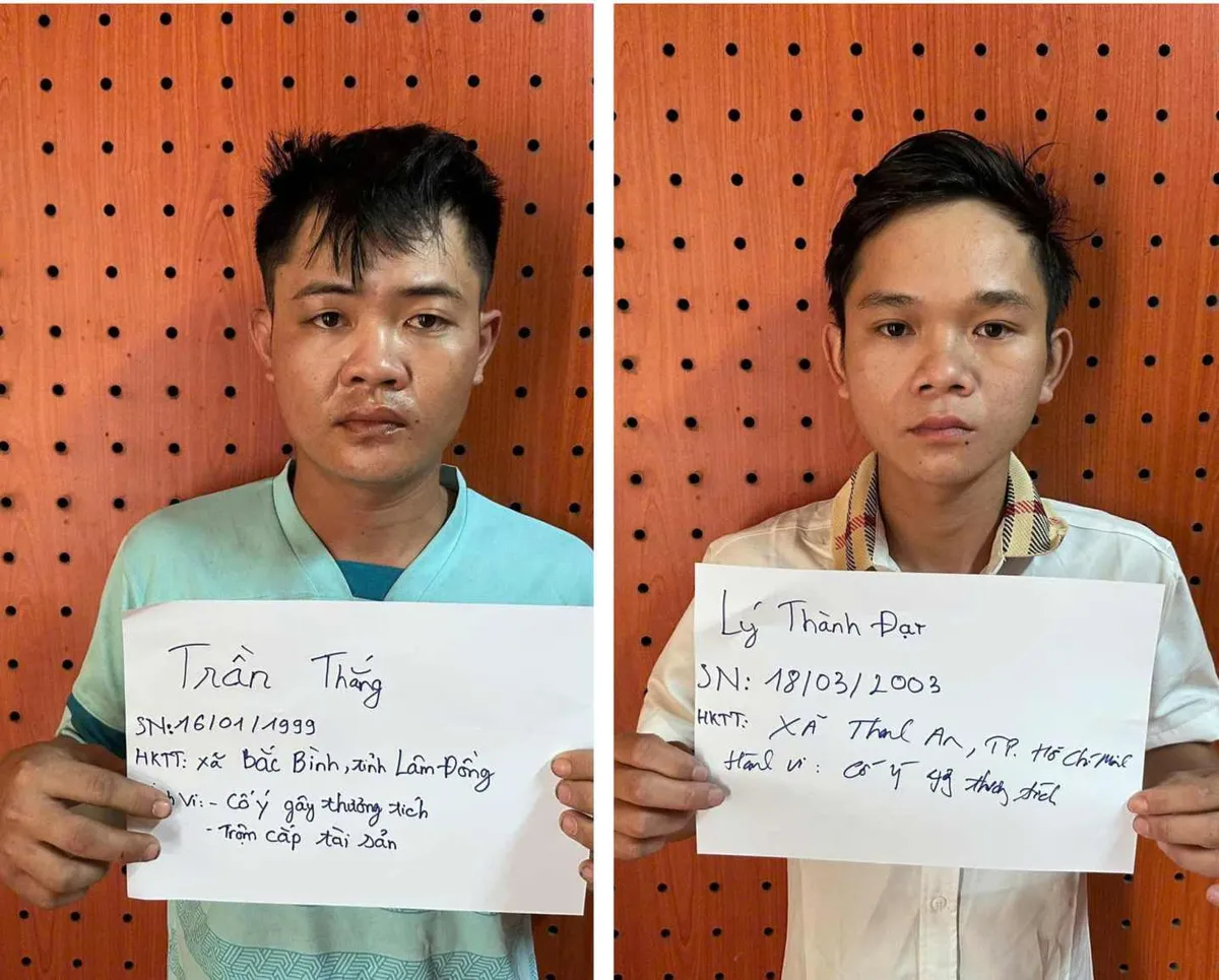 Hai thanh ni&ecirc;n cầm dao ch&eacute;m người l&uacute;c nhậu rồi trộm xe tẩu tho&aacute;t - Ảnh 1.