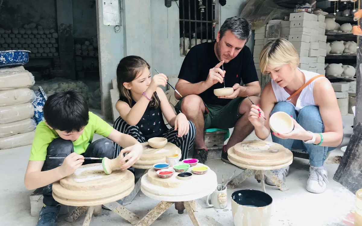 Du lịch trải nghiệm l&agrave;ng nghề: Khi du kh&aacute;ch trở th&agrave;nh "nghệ nh&acirc;n" trong một ng&agrave;y- Ảnh 1.