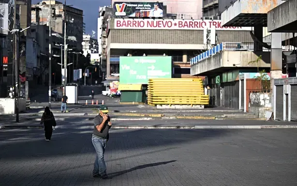 Người dân đi bộ trên đường phố Caracas vào ngày 4/1/2026 - một ngày sau khi cựu Tổng thống Venezuela Nicolas Maduro bị bắt giữ trong một cuộc đột kích của Hoa Kỳ. (Ảnh: Federico Parra / AFP qua Getty Images)