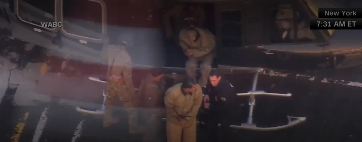 Mỹ áp giải Tổng thống Maduro tới tòa án tại New York - Ảnh 1.