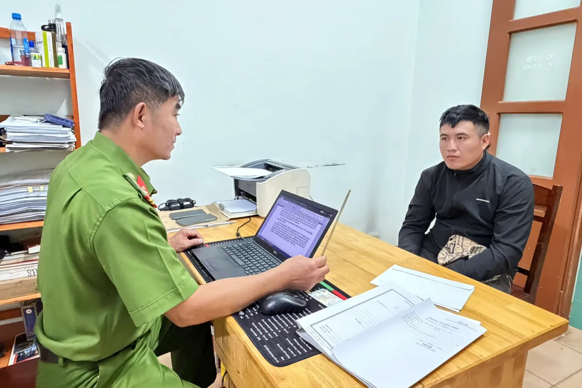 Khởi tố đối tượng d&ugrave;ng đũa đ&acirc;m tới tấp v&agrave;o t&agrave;i xế taxi ở Đắk Lắk - Ảnh 1.