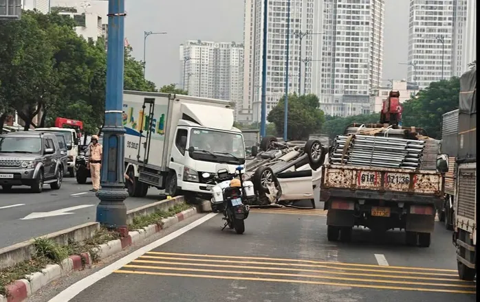 &Ocirc; t&ocirc; lật ngửa sau va chạm xe tải, đại lộ ở TP Hồ Ch&iacute; Minh &ugrave;n tắc- Ảnh 1.