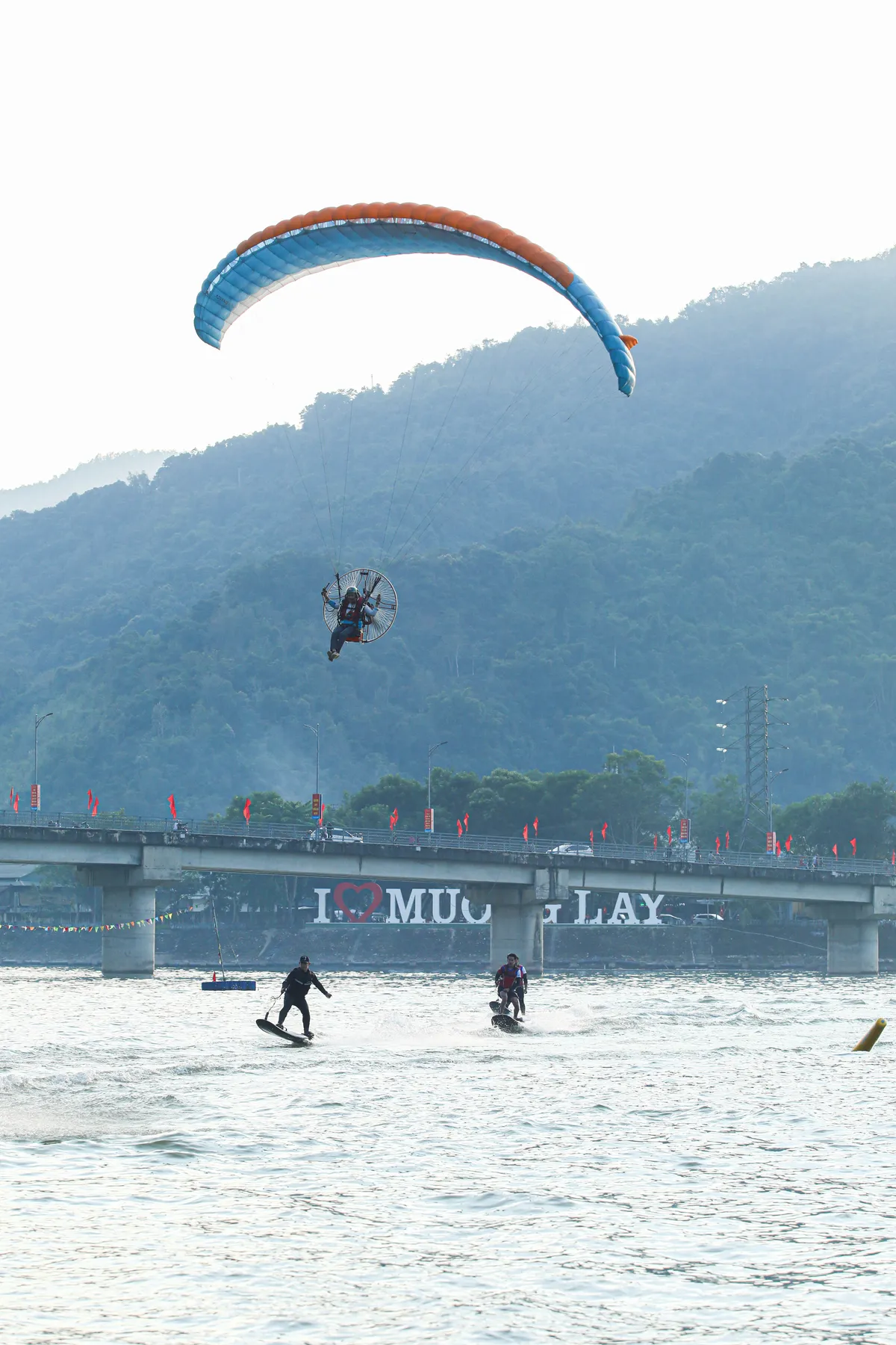 Điện Bi&ecirc;n: Kh&eacute;p lại Lễ hội Đua thuyền đu&ocirc;i &eacute;n - &Acirc;m vang m&aacute;i ch&egrave;o c&ograve;n m&atilde;i với d&ograve;ng Đ&agrave; giang - Ảnh 4.