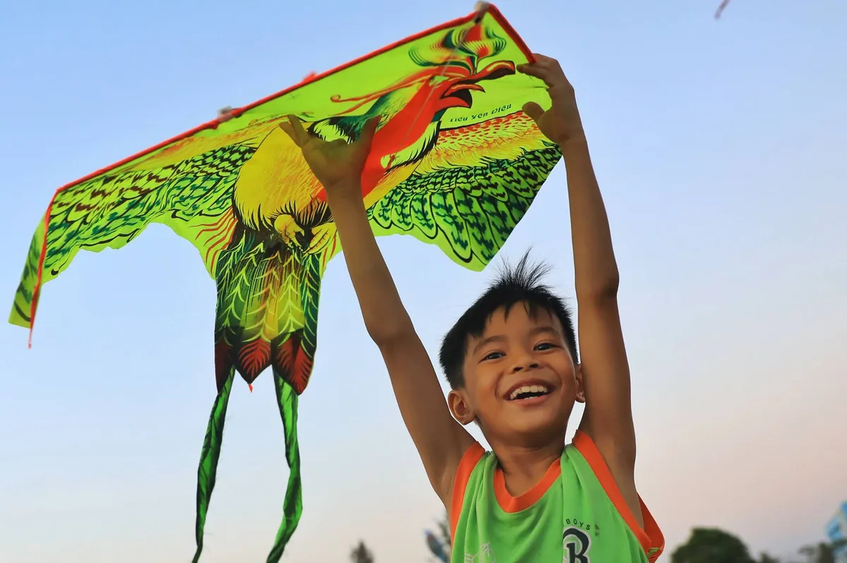 Nghề l&agrave;m diều truyền thống: C&aacute;nh cung tre chở kh&aacute;t vọng chạm tới m&acirc;y trời- Ảnh 2.