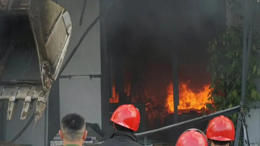 Cháy lớn cửa hàng vật liệu xây dựng ở Đà Nẵng, khói đen bốc cao hàng chục mét - Ảnh 1.