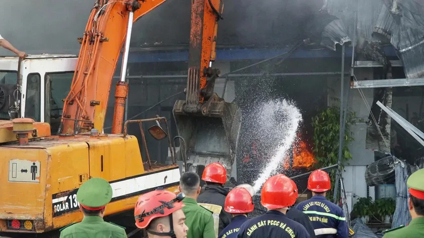 Cháy lớn cửa hàng vật liệu xây dựng ở Đà Nẵng, khói đen bốc cao hàng chục mét - Ảnh 2.