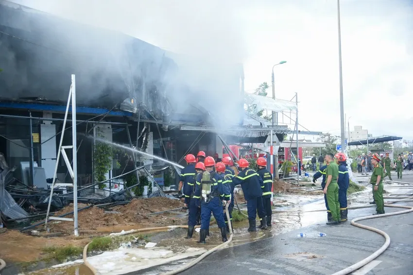 Cháy lớn cửa hàng vật liệu xây dựng ở Đà Nẵng, khói đen bốc cao hàng chục mét - Ảnh 6.