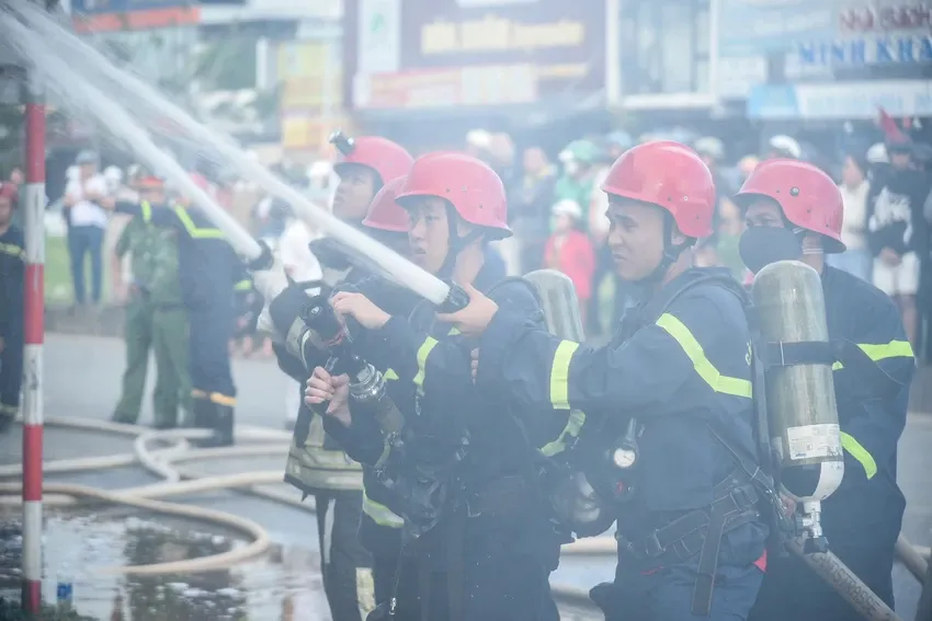 Cháy lớn cửa hàng vật liệu xây dựng ở Đà Nẵng, khói đen bốc cao hàng chục mét - Ảnh 4.