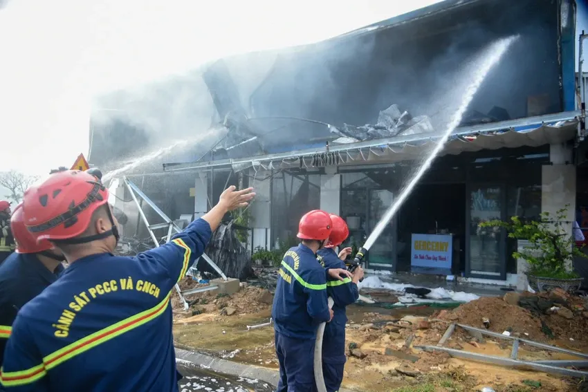 Cháy lớn cửa hàng vật liệu xây dựng ở Đà Nẵng, khói đen bốc cao hàng chục mét - Ảnh 3.