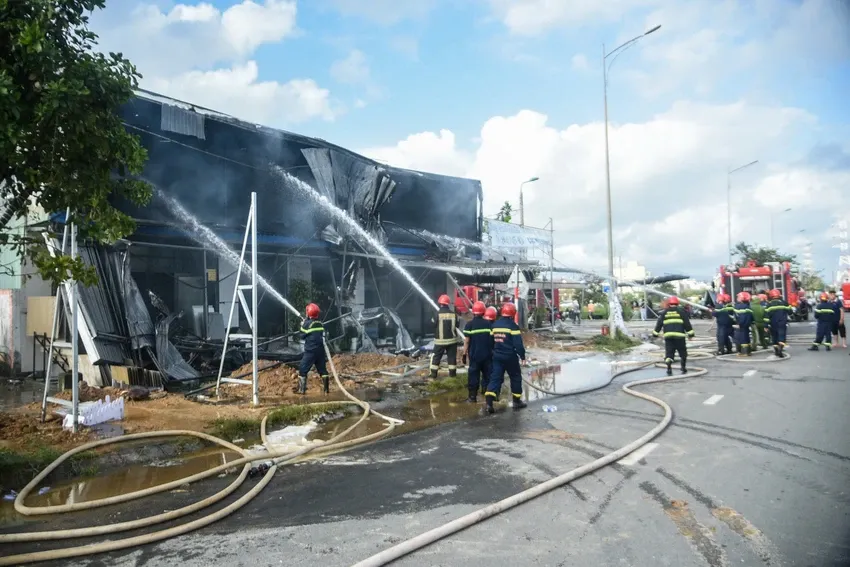 Cháy lớn cửa hàng vật liệu xây dựng ở Đà Nẵng, khói đen bốc cao hàng chục mét - Ảnh 5.