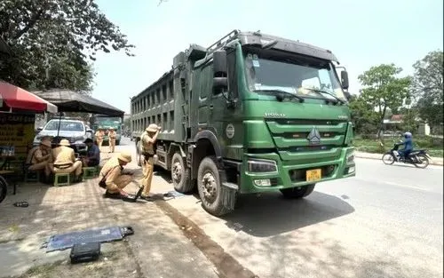 Lực lượng CSGT tỉnh Thái Nguyên tăng cường kiểm tra các phương tiện giao thông.
