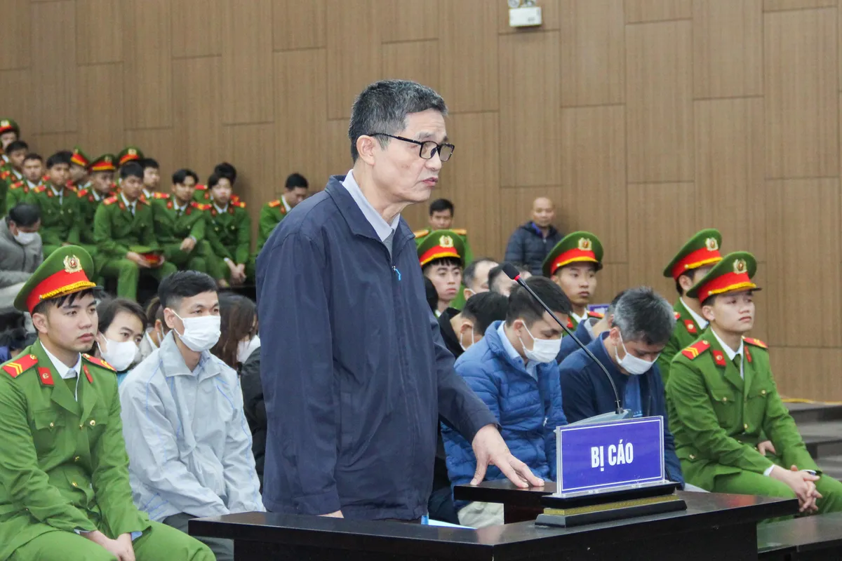 Cựu Cục trưởng Cục An to&agrave;n thực phẩm Nguyễn Thanh Phong k&yacute; hơn 20.000 bộ hồ sơ hưởng lợi gần 44 tỷ đồng- Ảnh 2.